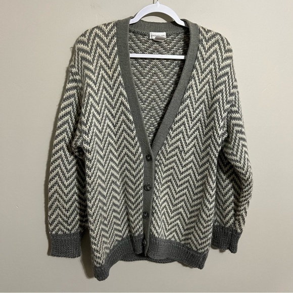 Jones New York Sweaters - Vintage Jones New York Wool Blend Gray and Cream Chevron Cardigan size M Petite